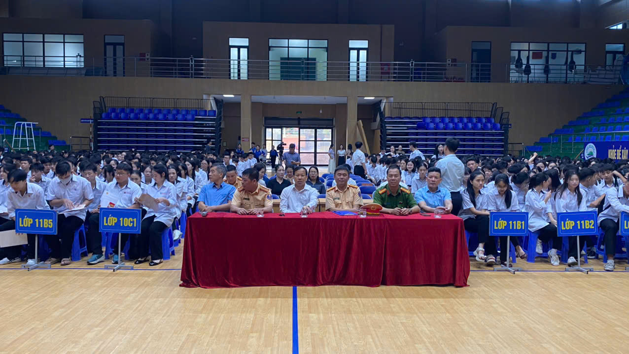 Công an đặc khu Cát Hải tuyên truyền an toàn giao thông và phòng chống ma túy học đường tại Trường THPT Cát Bà